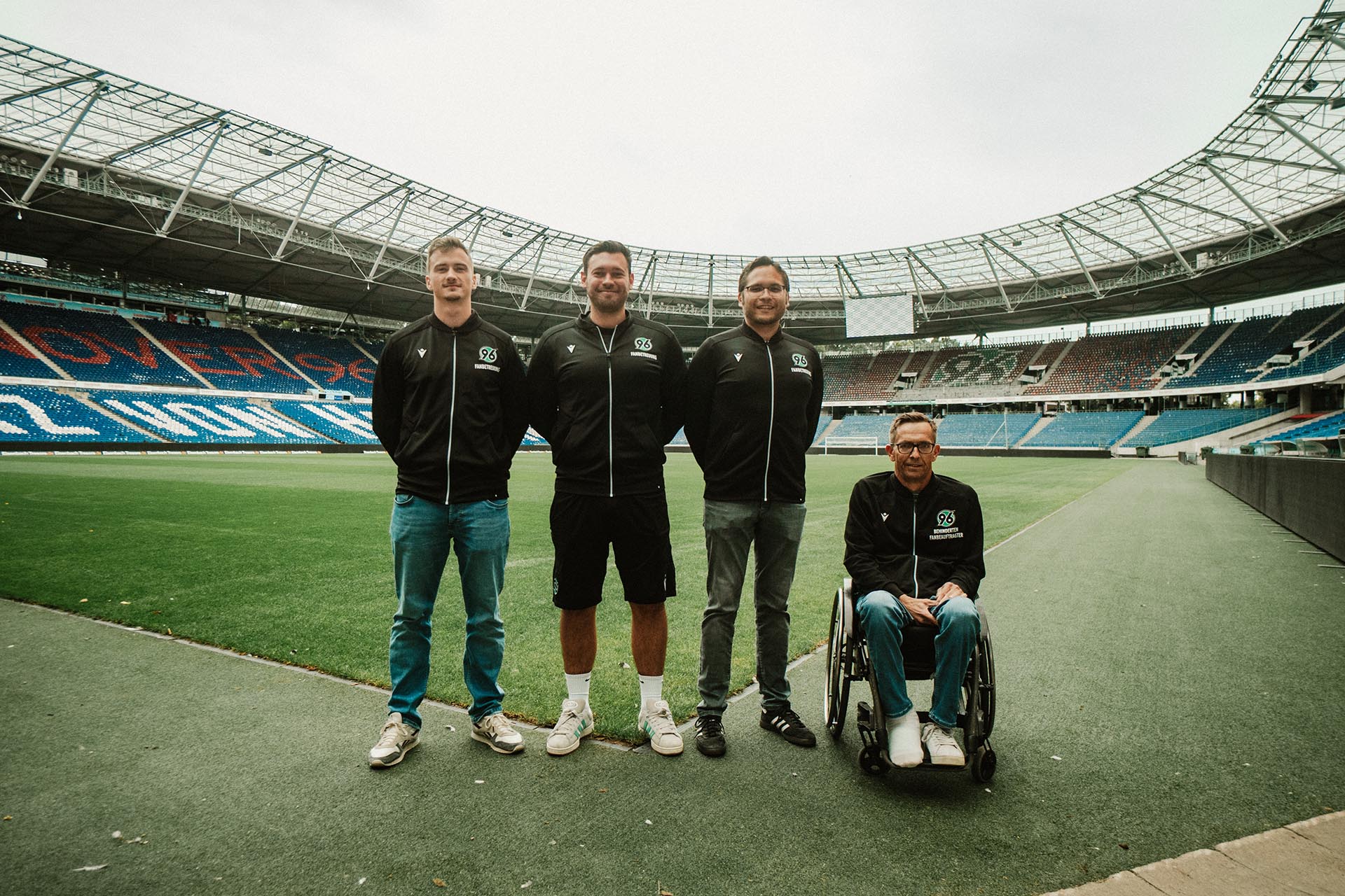 Max Tiedemann, Fabio Hartmann, Heribert Tennie und Detlef Kühne in der Heinz von Heiden Arena. (Foto: 96/Redaktion)